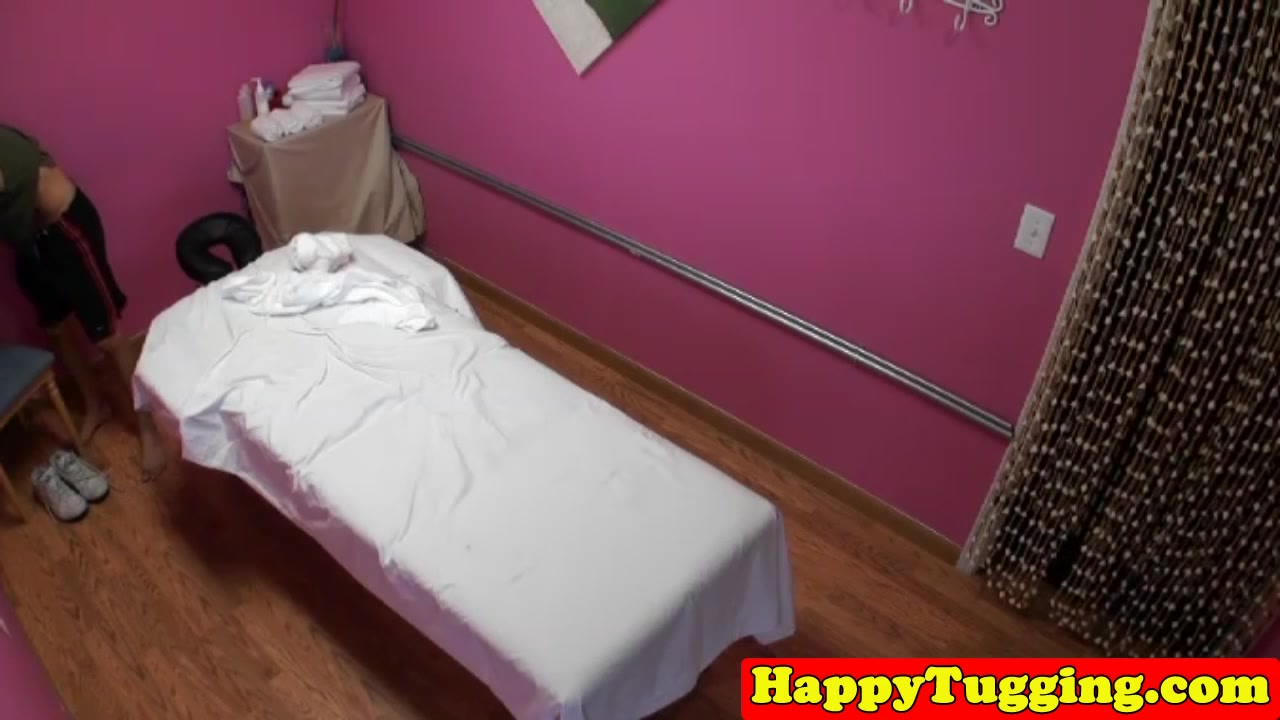 Asian masseuse cockriding client for fast tip
