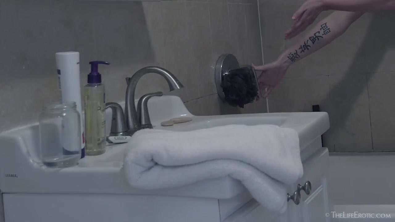 Golden Shower - Amanda Marie - TheLifeErotic