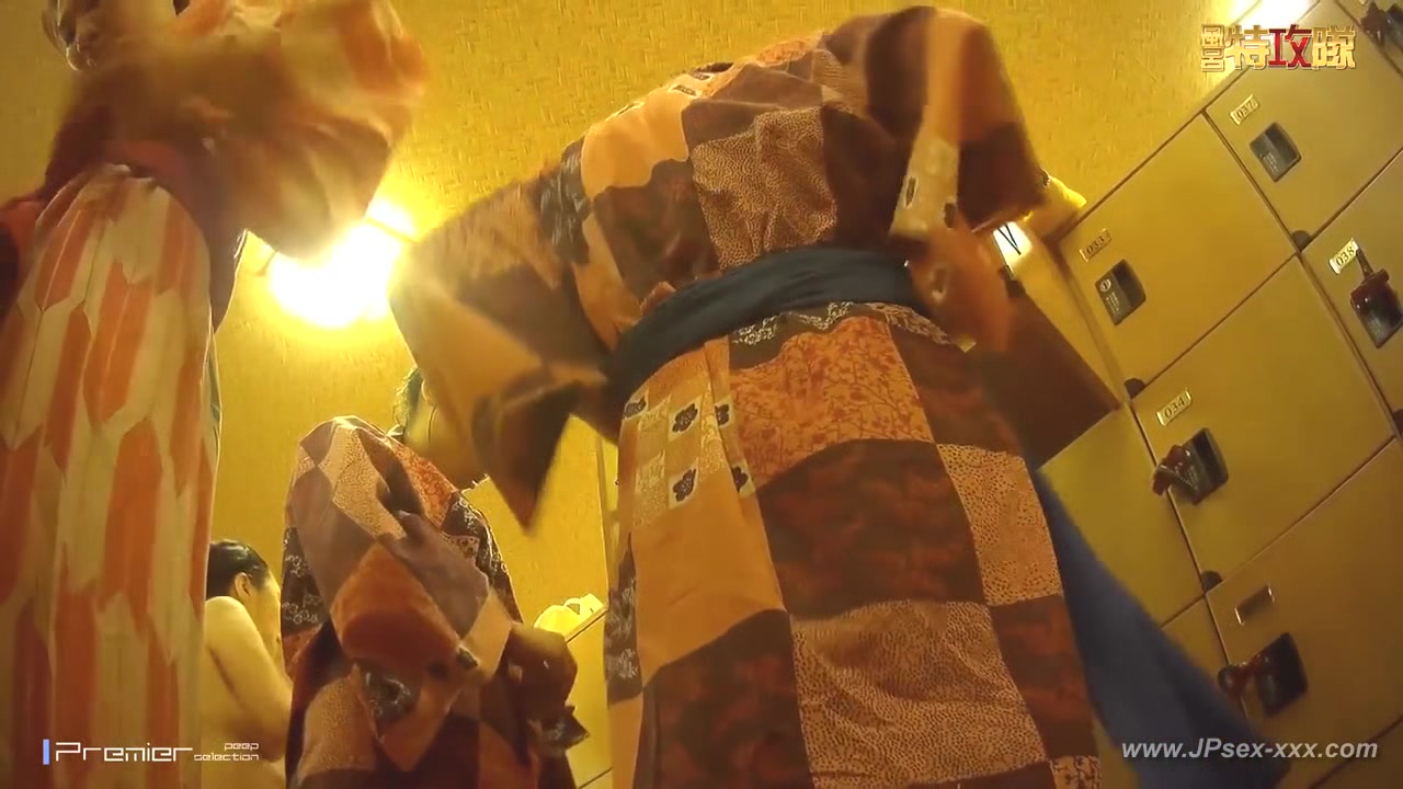 japanese public bathroom changeroom.41