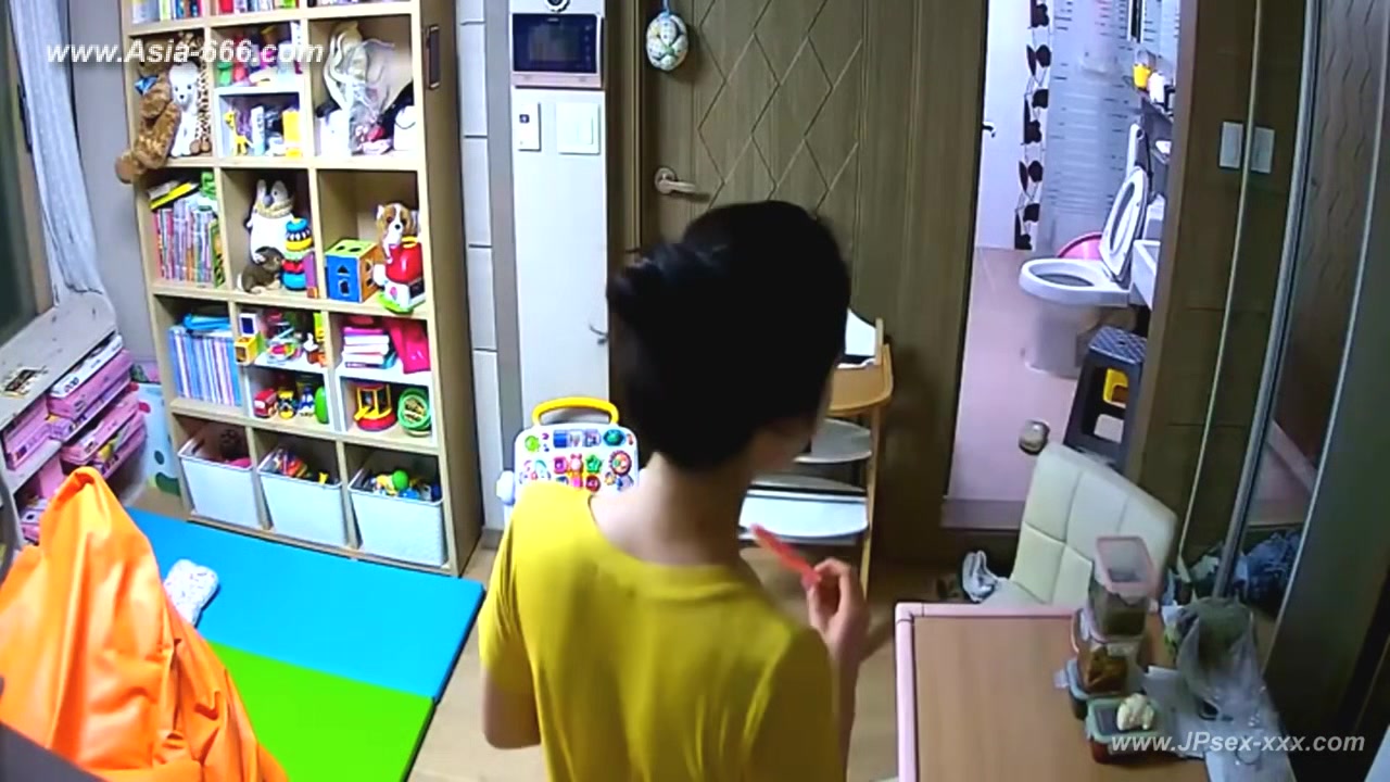 Hackers use the camera to remote monitoring of a lover's home life.545