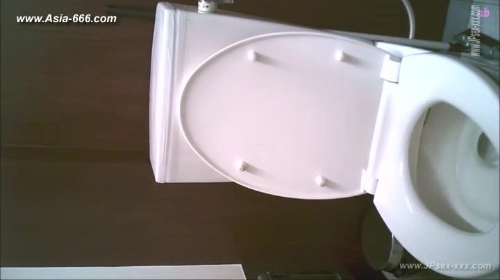peeping asian office lady go to toilet.3