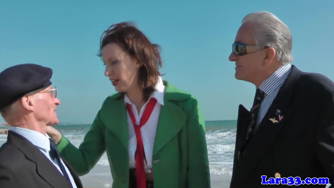 Mature skank picks up geriatrics for threeway
