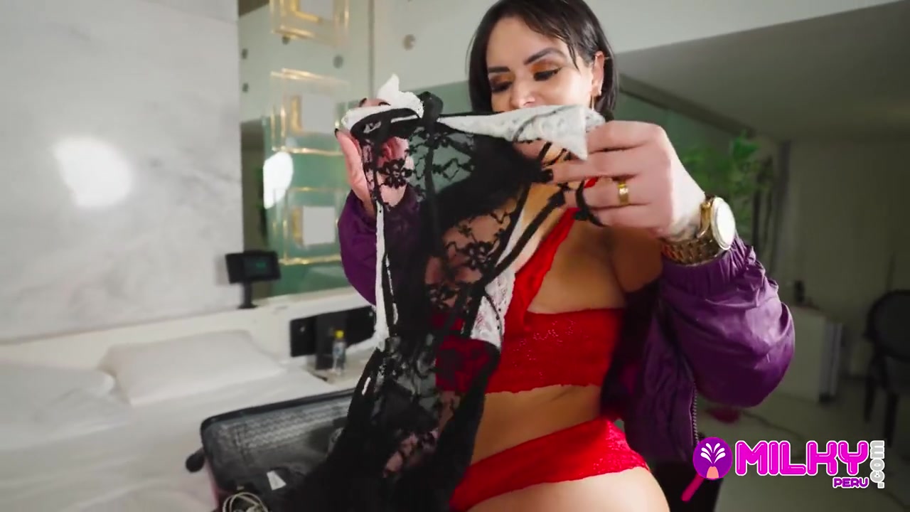 Milf With Huge Tits And Big Ass Enters The Hotel Very Horny To Give Up Her Pussy