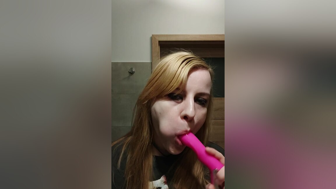 Saliva And Mouth Play - Kinky Amy