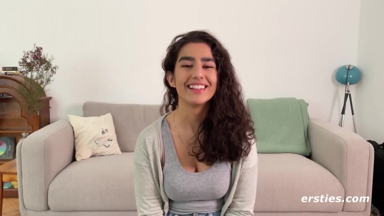Sexy Babe Gets Her Groove On