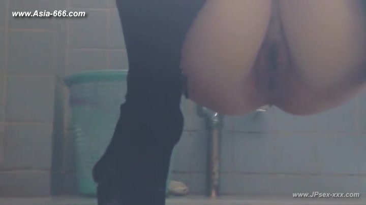 chinese girls go to toilet.106