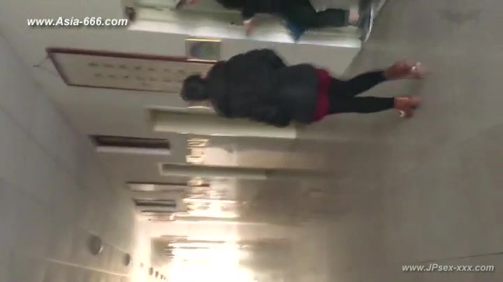 chinese girls go to toilet.75