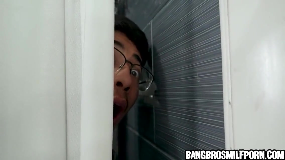 He Wanted To See His New Girlfriend Naked So He Hid Behind The Shower Curtain 5 Min - Vivianne De Silva