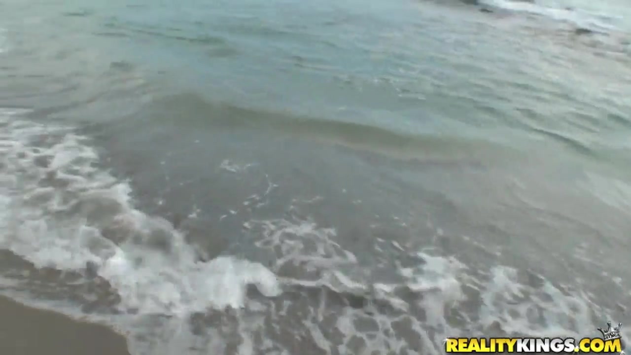 Josh playing with kinky Madison Minx on the beach