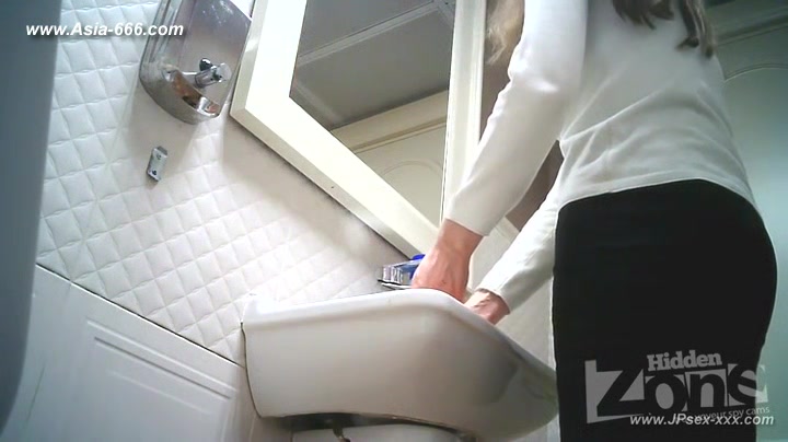 peeping blondes go to toilet.35