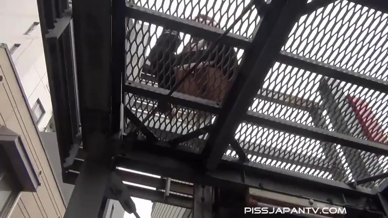 Spraying On The Catwalk - PissJapanTV