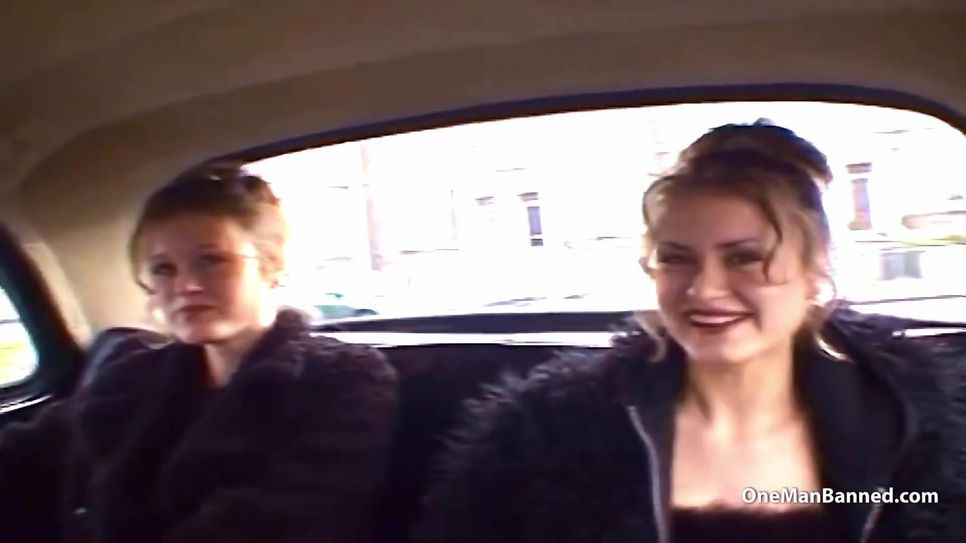 Lucky dudes plays with twins in the car