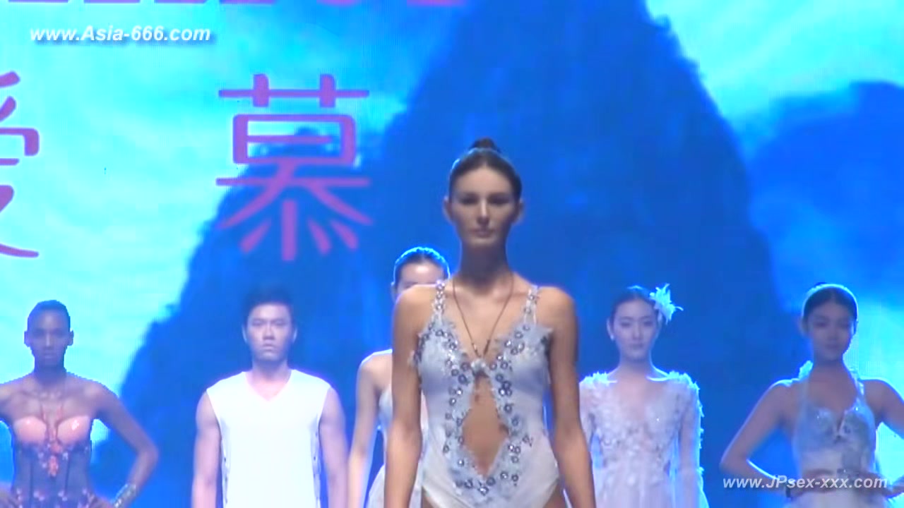 Chinese model in sexy lingerie show.20