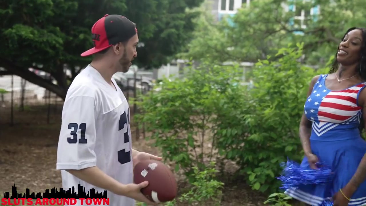 Cheerleader Motivates The Star Quarterback With Her Big Juicy Ass