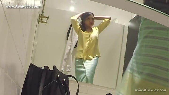 peeping asian changeroom.2