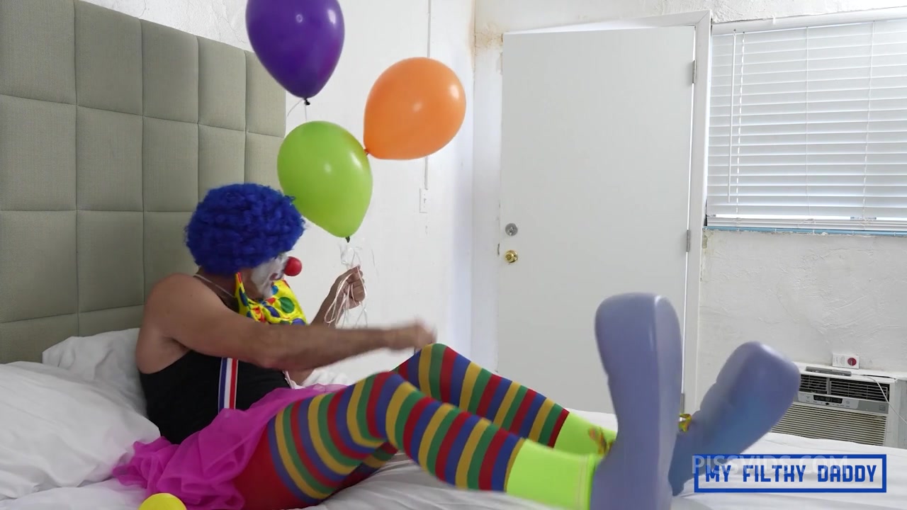 Kinko the Clown has a pee party with lil Amy - PissVids