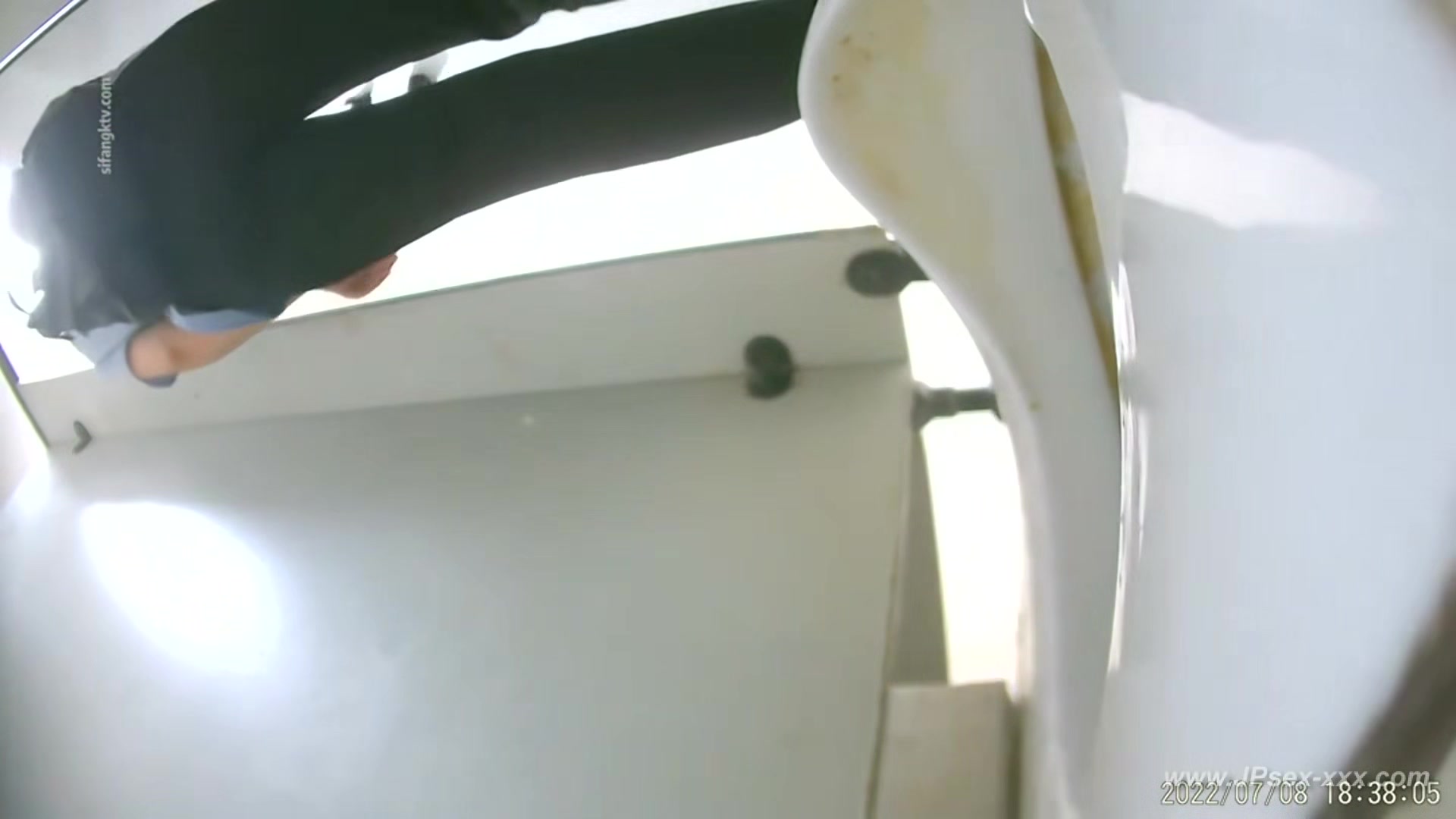 chinese girls go to toilet.303