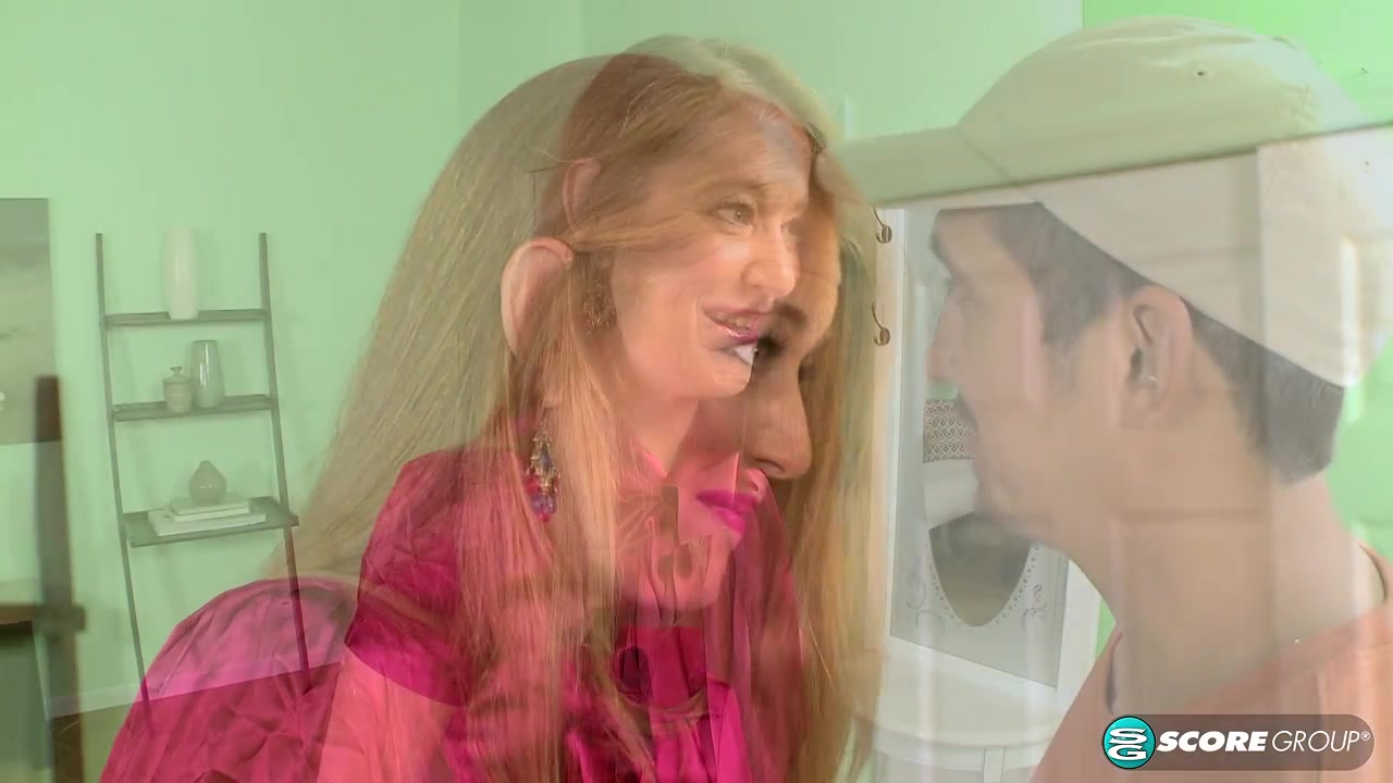 Give a divorcee a hand...and a facial - 40SomethingMag