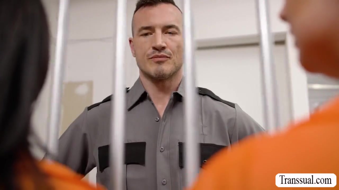 Jail Guard Fucks This Horny Prisoners In The Cell