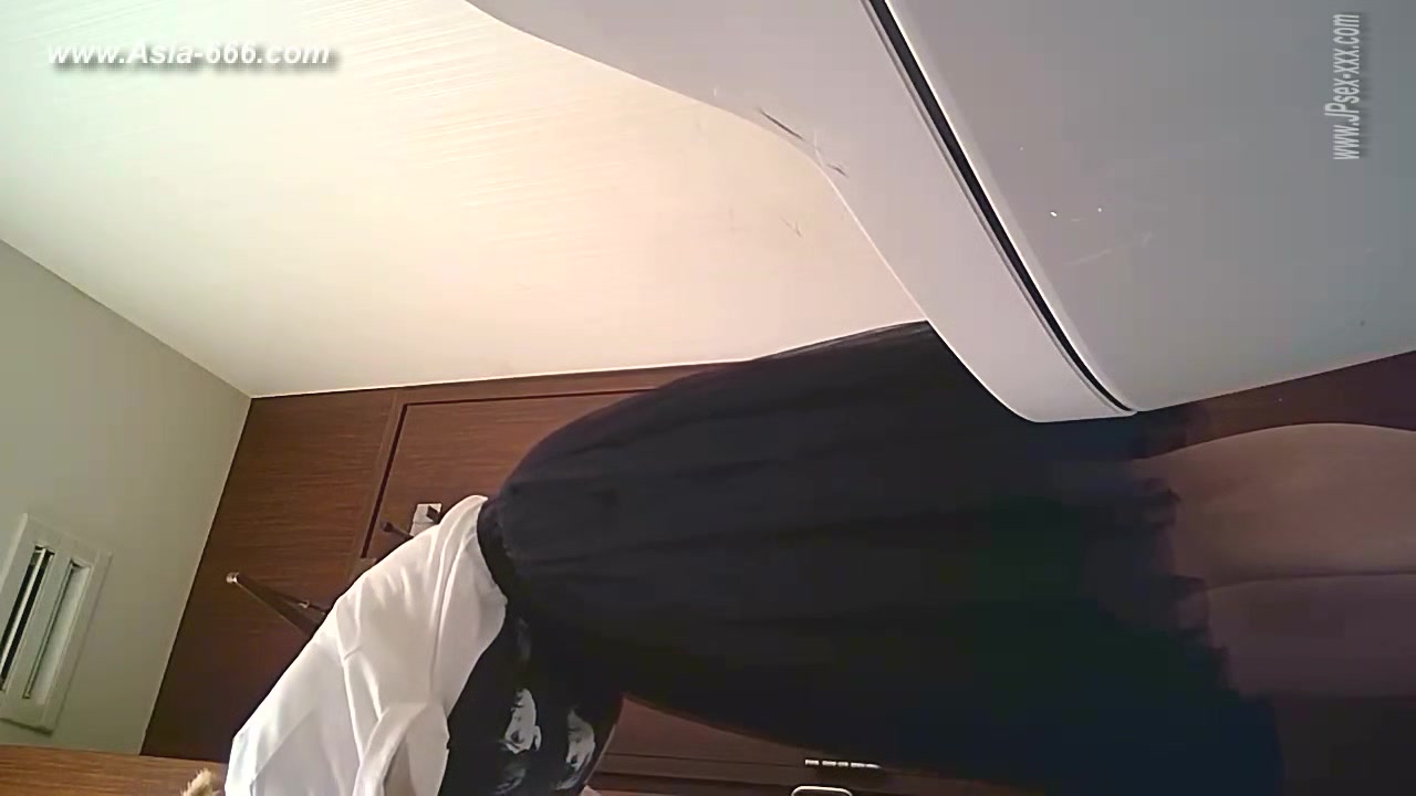 peeping japanese ol go to toilet.12