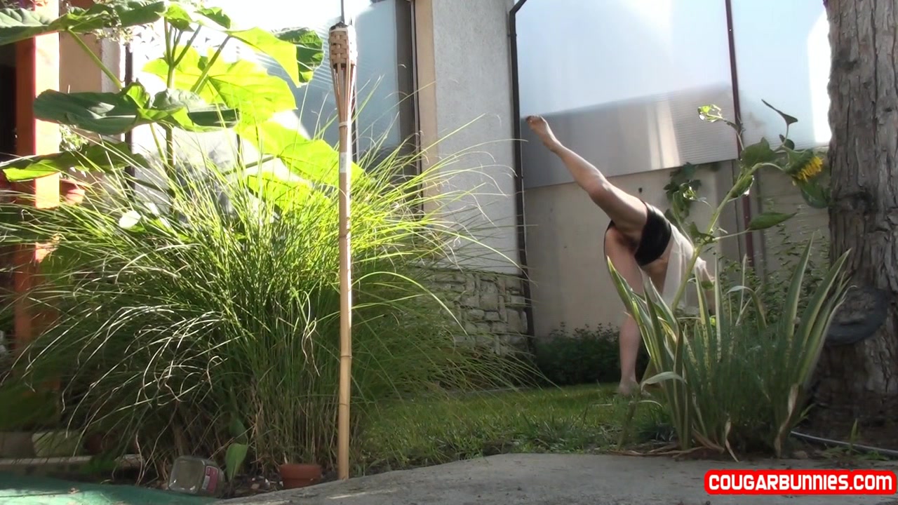 Doris Dawn takes off her cloth and fingers cunt on the lawn