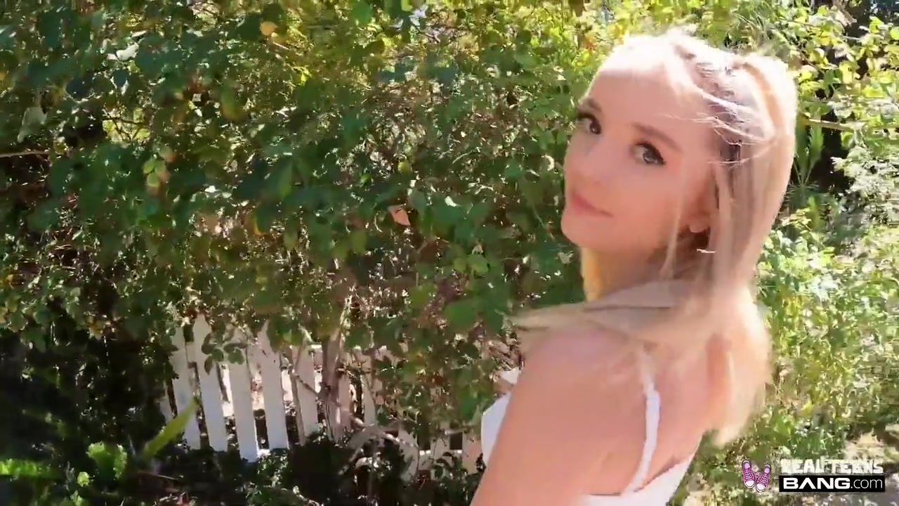 Maria Kazi - Bubble Butt teen 18+ Gives A Risky Public Blowjob Before Fucking Back At Hotel