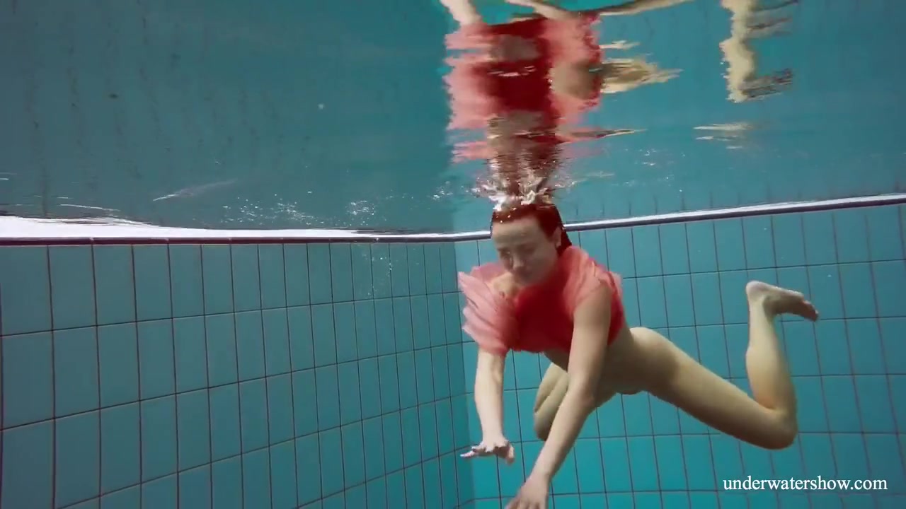 Polish Hot Shaped Deniska Swimming Nude
