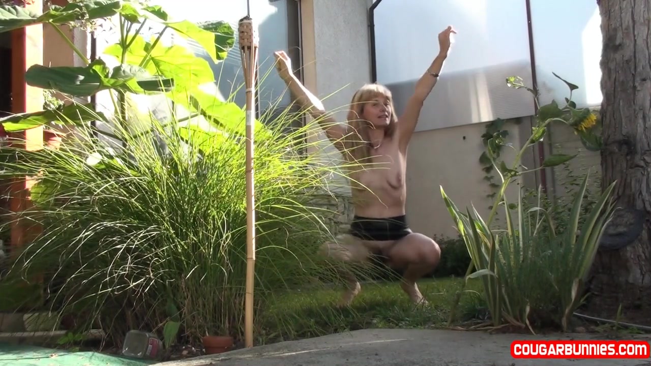 Doris Dawn takes off her cloth and fingers cunt on the lawn