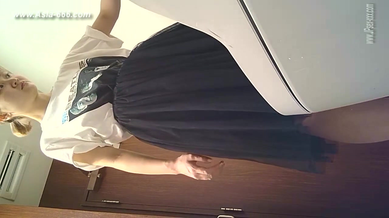 peeping japanese ol go to toilet.12