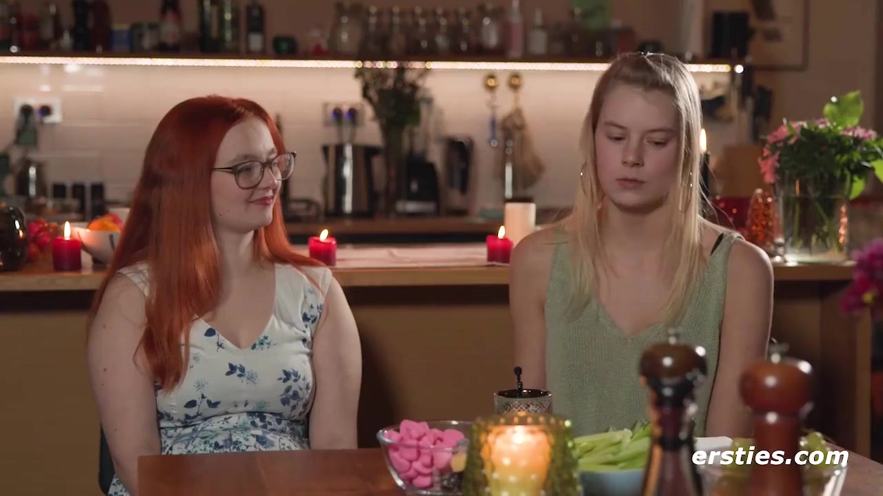 Blondine Jolien Folgt Den Anweisungen Von Iva
