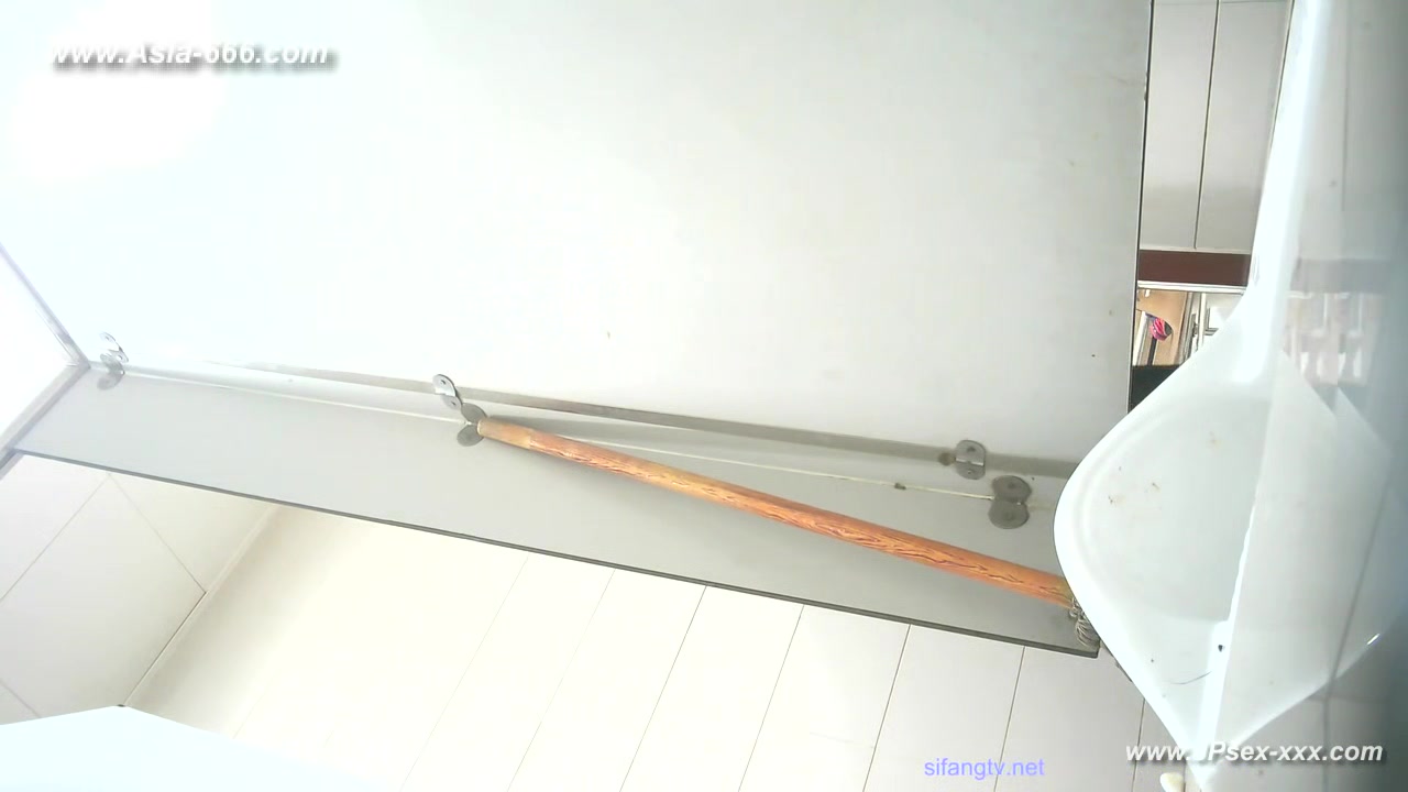 chinese girls go to toilet.***