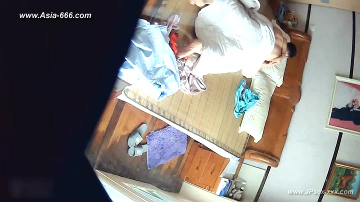 Hackers use the camera to remote monitoring of a lover's home life.238_2
