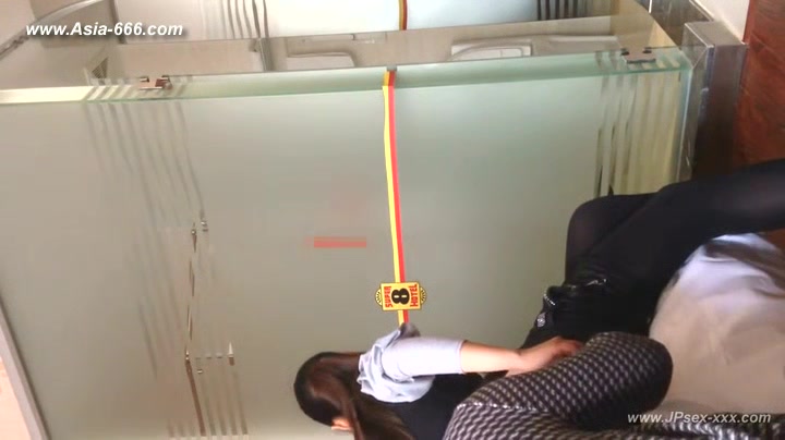 peeping chinese woman to go to the hospital for an injection.4
