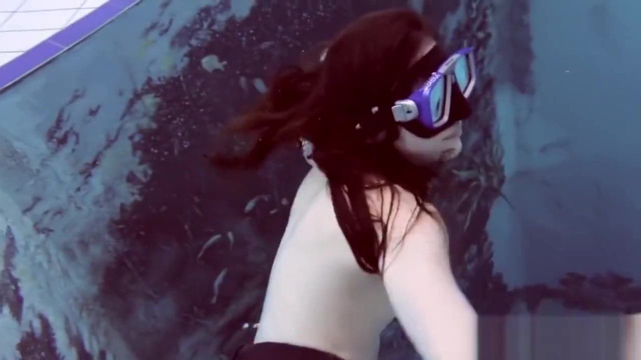Cheh sexy redhead naked swimming
