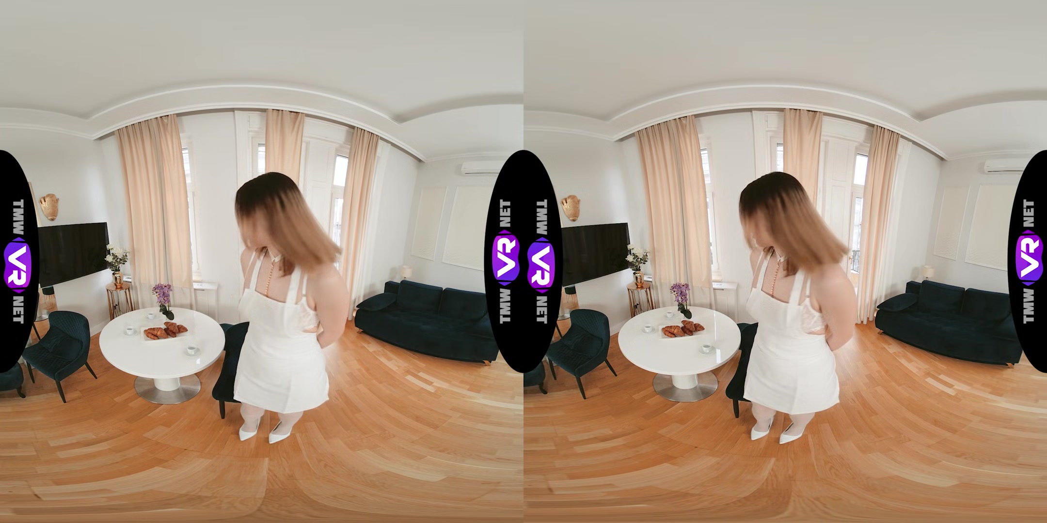 Hottie fingers pussy on a chair
