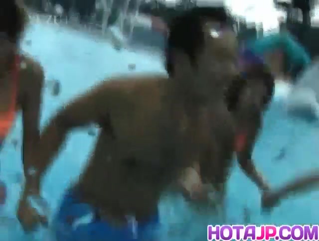 Mai Sakurai and babes are touched at pool