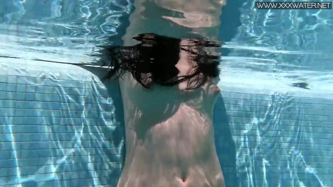 Swims Sexy Naked In The Pool With Jessica Lincoln