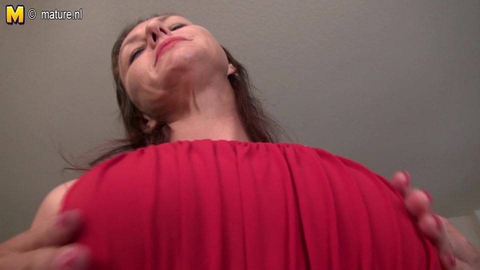 Horny American Housewife Playing With Her Hairy Beaver - MatureNL