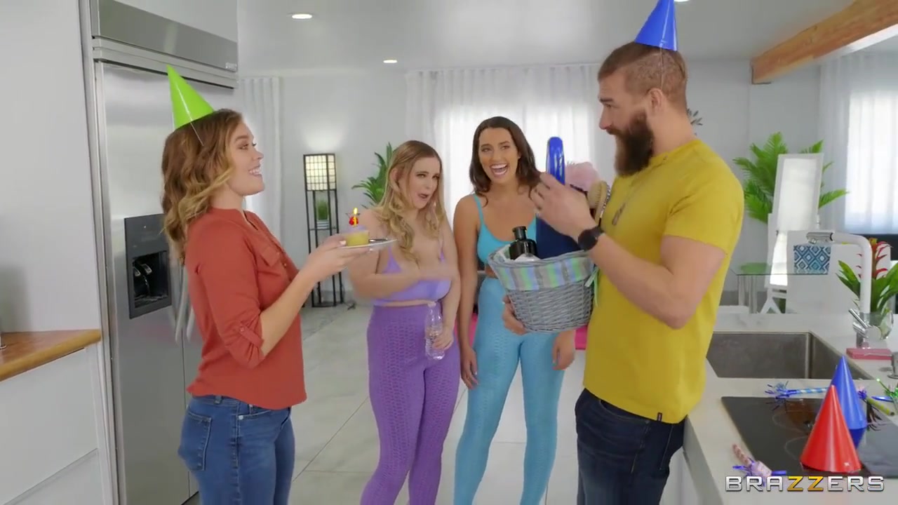 Smashing My Hot Lesbian Roommates