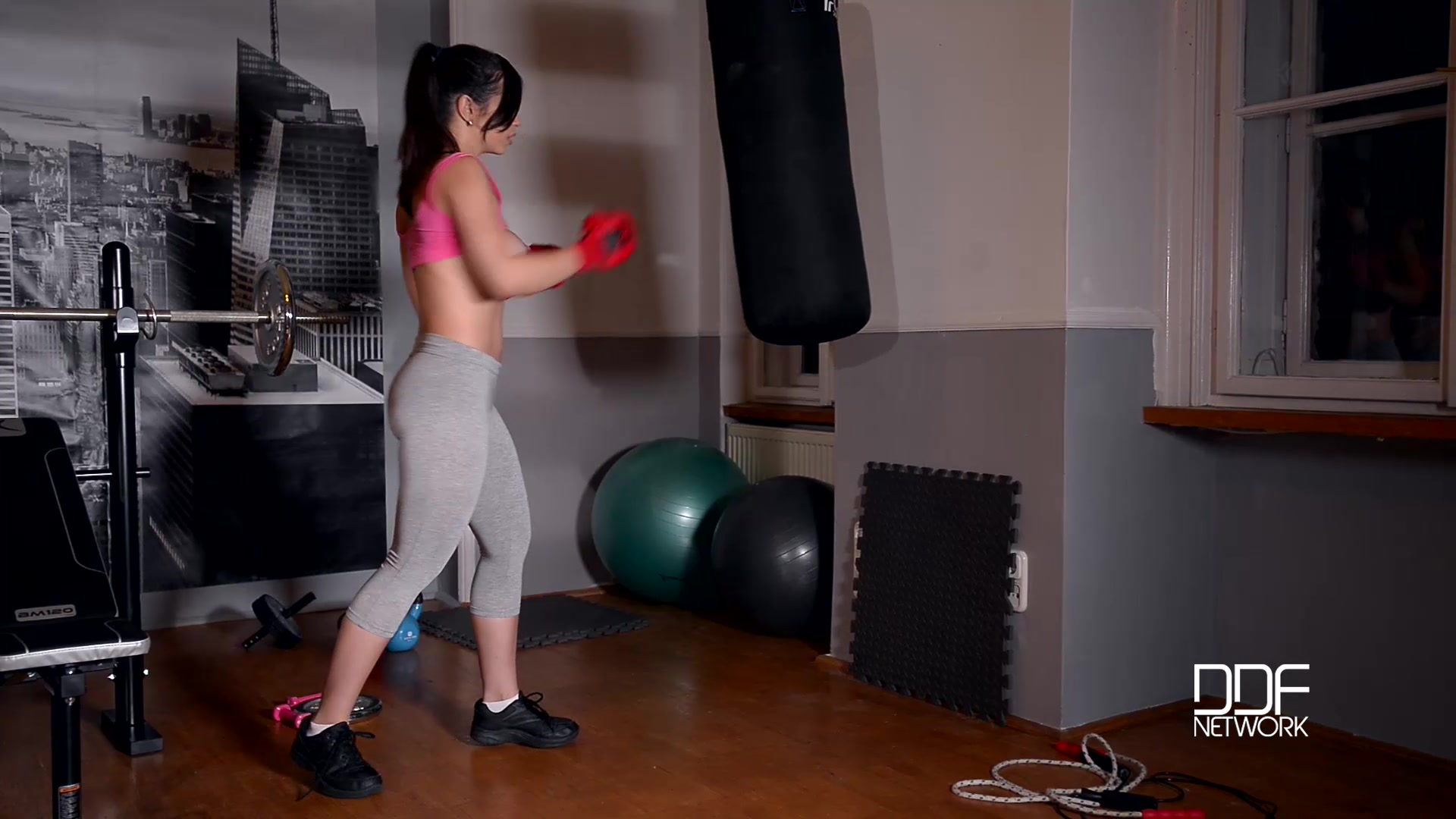 Orgasmic Gym Sesh - Full Workout Including her Pink - PornWorld