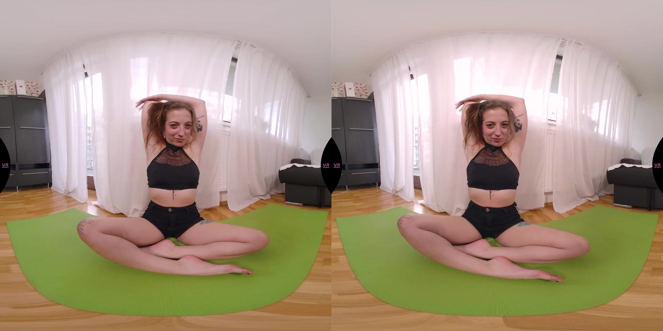 Juicy Venom Training Her Pussy