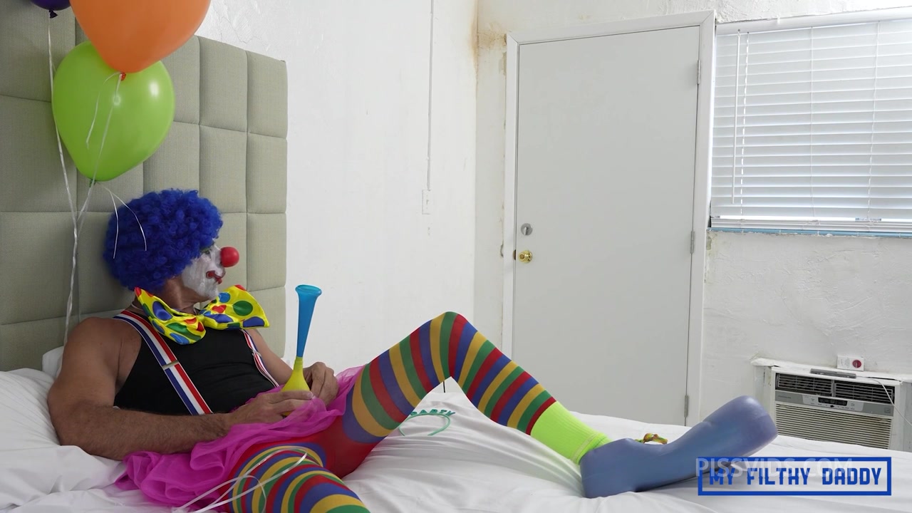 Kinko the Clown has a pee party with lil Amy - PissVids