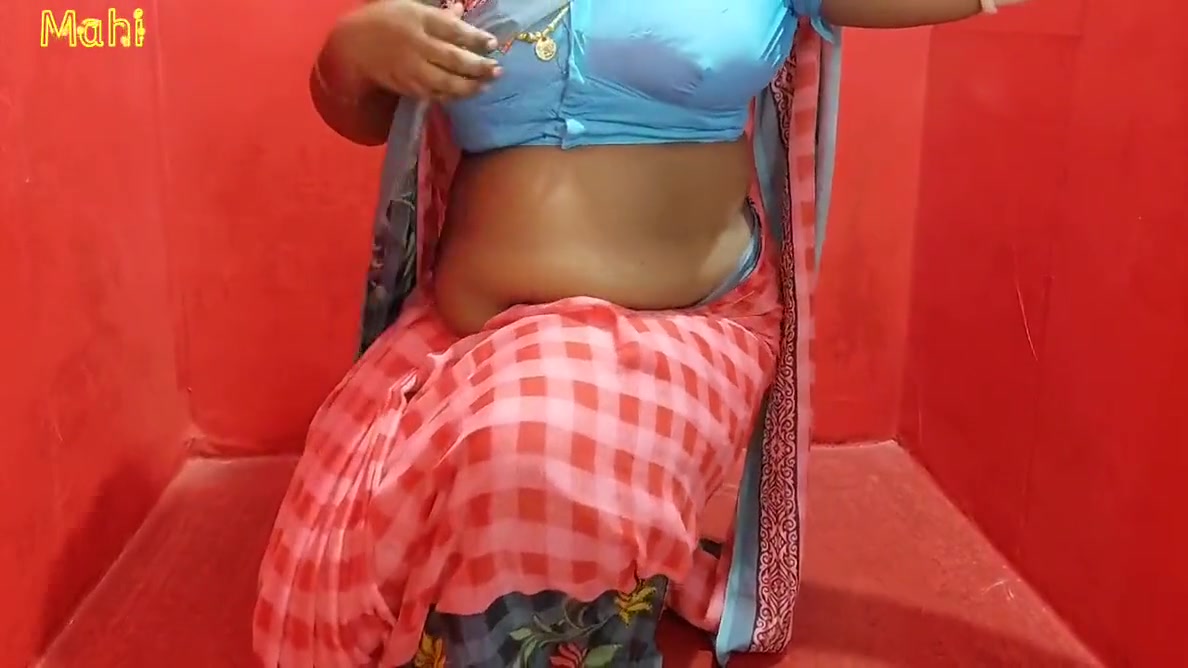 Homemade Tamil Mahi Aunty Showing Boobs And Pussy In Sareee Also Fingering And Moaning