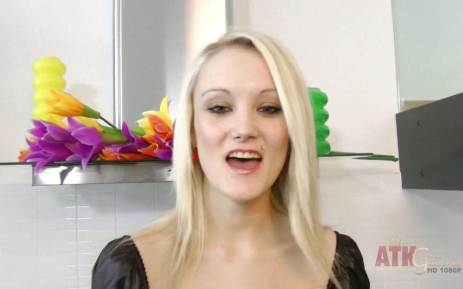Amateur girl masturbating