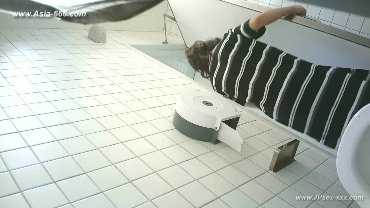 chinese girls go to toilet.***