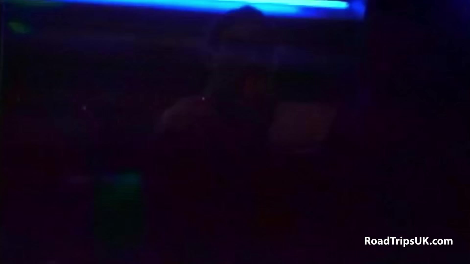 teens 18+ from Essex outside flashing