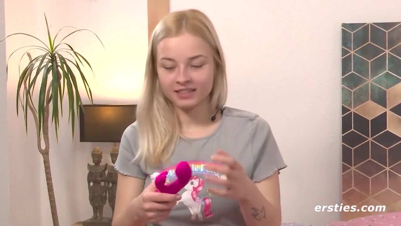 Sexy Babe Bianca Rubs Herself Down