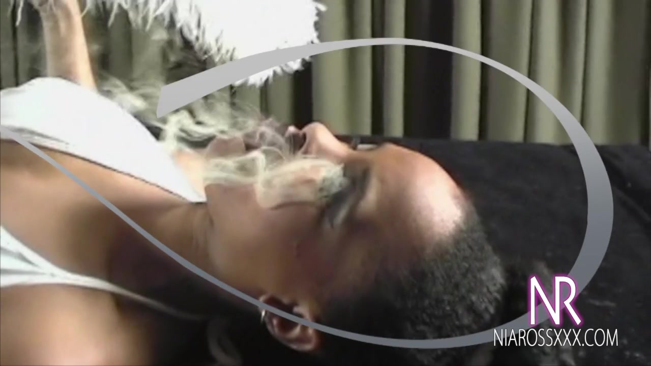 White Feather Smoke Session - Sex Movies Featuring Niarossxxx