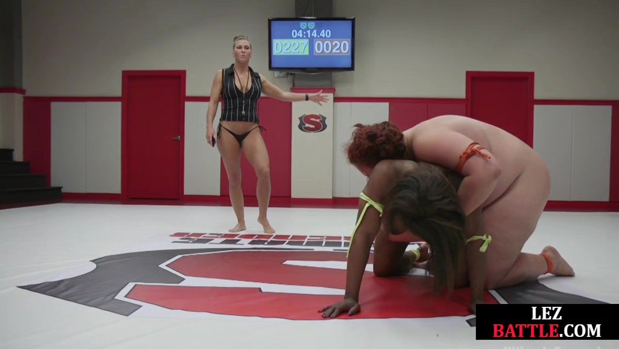 Ebony muscled wrestler dominates chubby in lez action