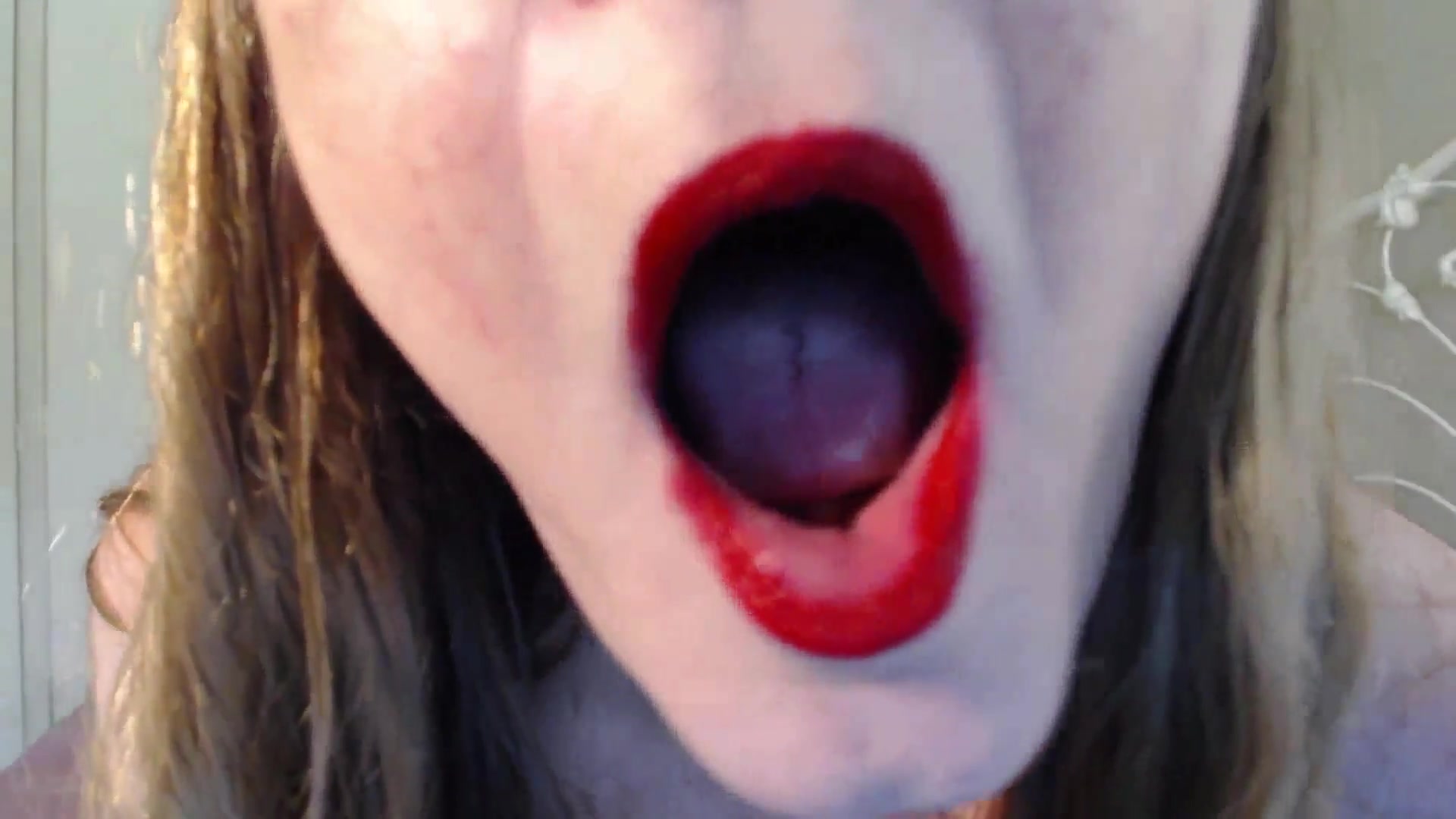Horny Red Lips - TacAmateurs